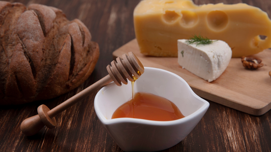 Descubre los mejores maridajes de nuestra miel natural con queso