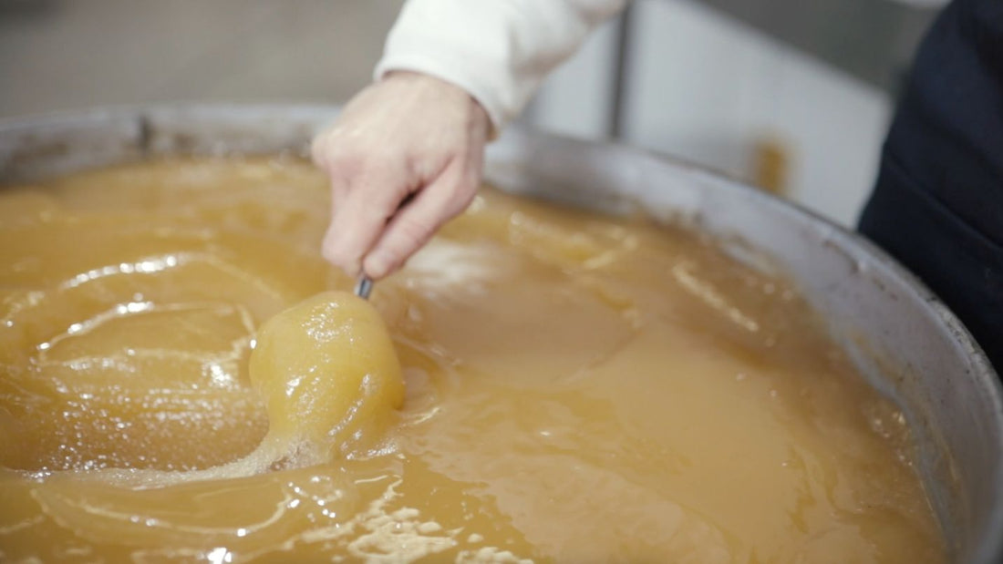 Envasamos nuestra miel natural cruda a cuchara